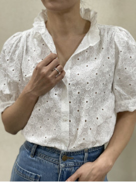 Chemise col froufrou...