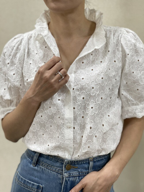 Chemise col froufrou manches courtes fleurs brodées