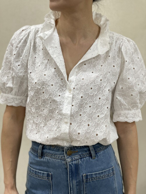Chemise col froufrou manches courtes fleurs brodées