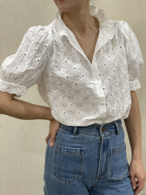 Chemise col froufrou manches courtes fleurs brodées
