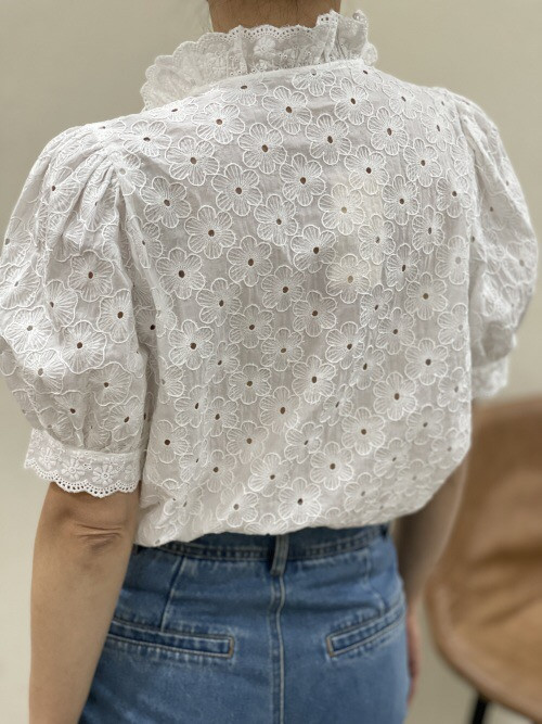Chemise col froufrou manches courtes fleurs brodées