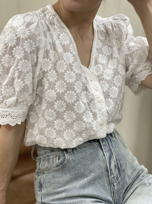 Chemise col V manches courtes fleurs brodées