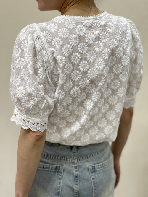 Chemise col V manches courtes fleurs brodées