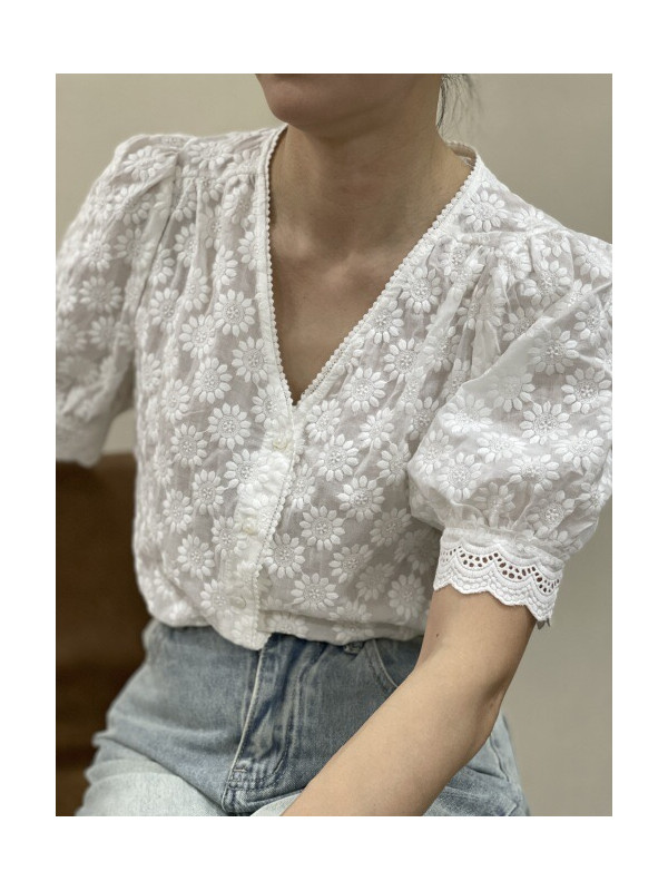 Chemise col V manches courtes fleurs brodées