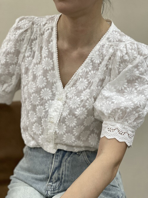 Chemise col V manches courtes fleurs brodées