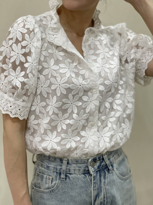 Chemise col froufrou manches courtes fleurs brodées