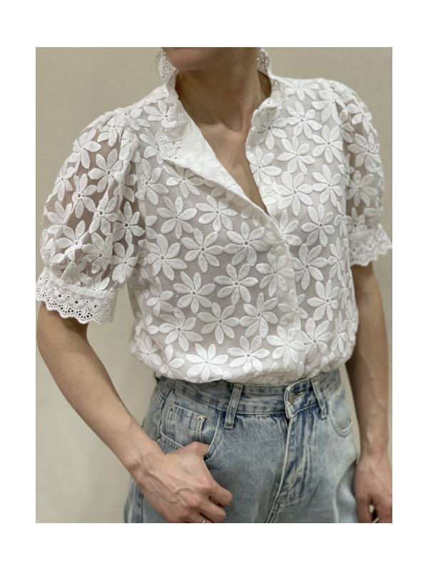 Chemise col froufrou manches courtes fleurs brodées