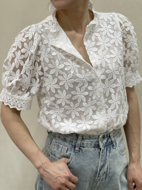 Chemise col froufrou manches courtes fleurs brodées