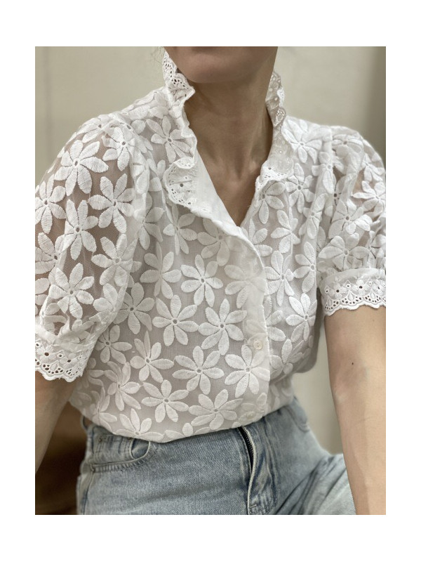 Chemise col froufrou manches courtes fleurs brodées