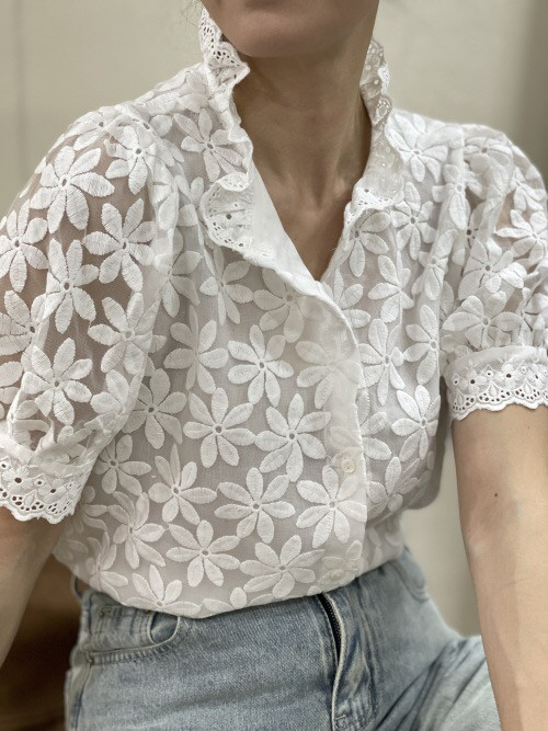 Chemise col froufrou manches courtes fleurs brodées