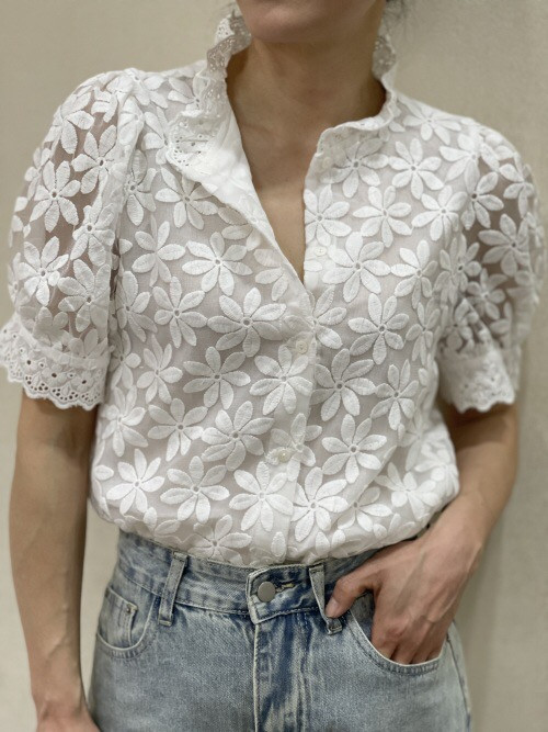 Chemise col froufrou manches courtes fleurs brodées