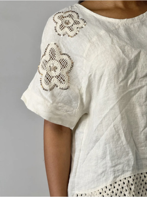 Top en lin avec fleurs brodées et sequins