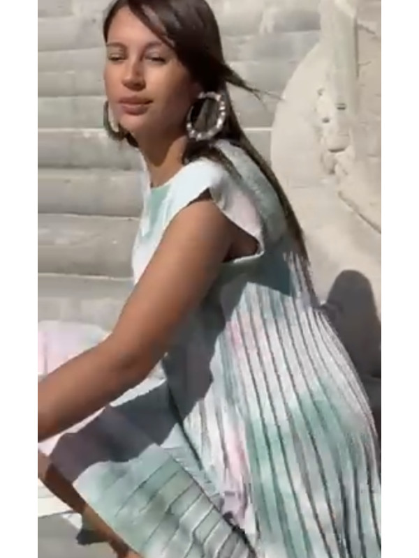Robe plissée courte imprimé tachiste mancherons