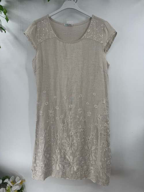 Robe courte droite en lin brodé et sequins aux épaules
