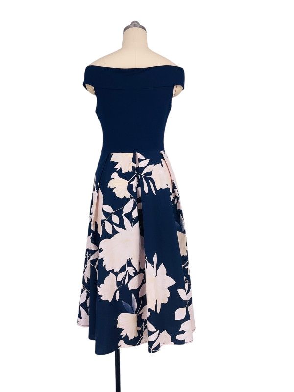 Robe décolleté bateau longueur midi jupe imprimée