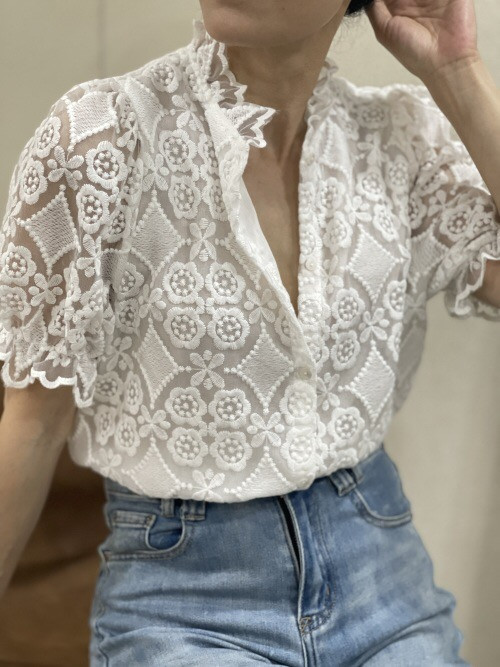 Chemise col froufrou manches courtes fleurs brodées