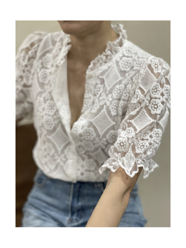 Chemise col froufrou manches courtes fleurs brodées