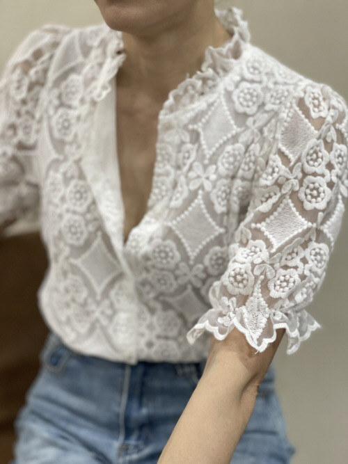 Chemise col froufrou manches courtes fleurs brodées