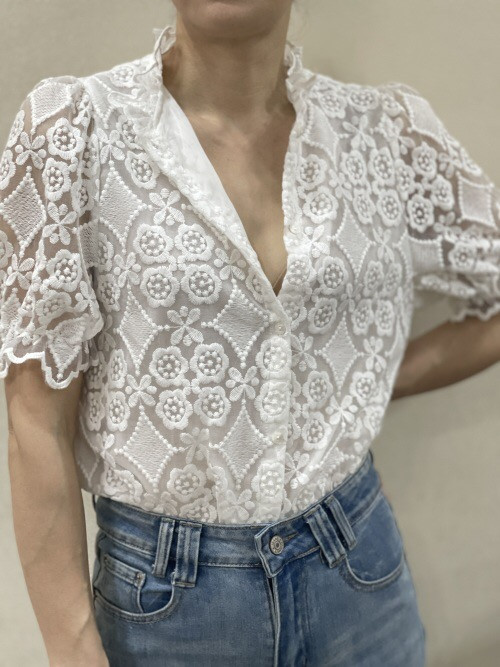 Chemise col froufrou manches courtes fleurs brodées