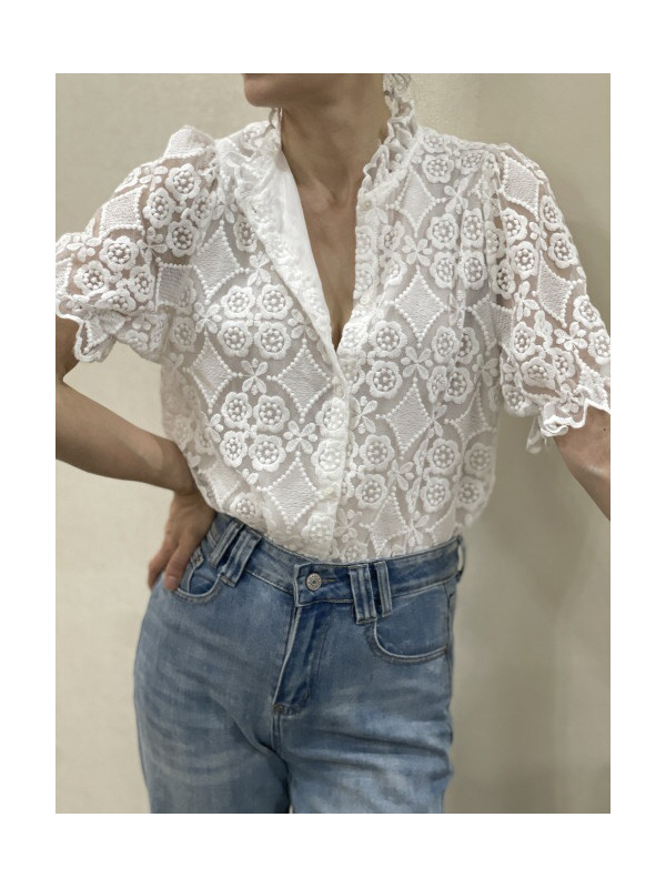 Chemise col froufrou manches courtes fleurs brodées