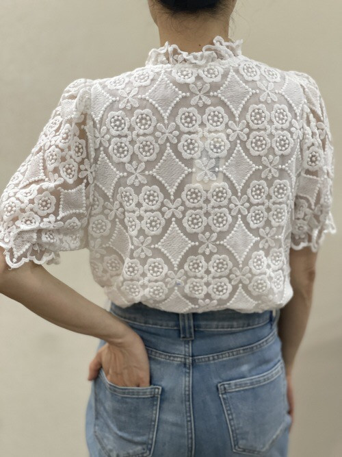 Chemise col froufrou manches courtes fleurs brodées