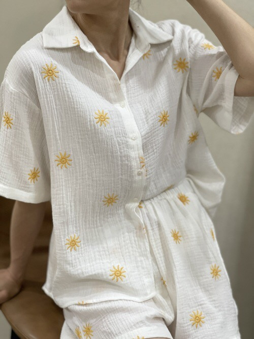 Chemise en gaze de coton brodée de soleils jaunes It Hippie
