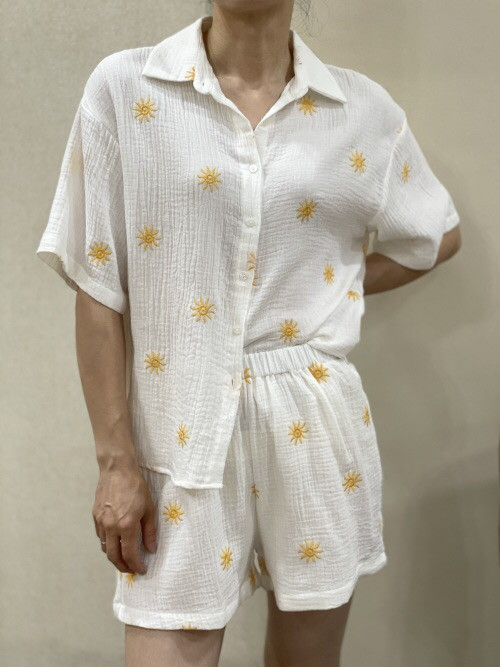Chemise en gaze de coton brodée de soleils jaunes It Hippie
