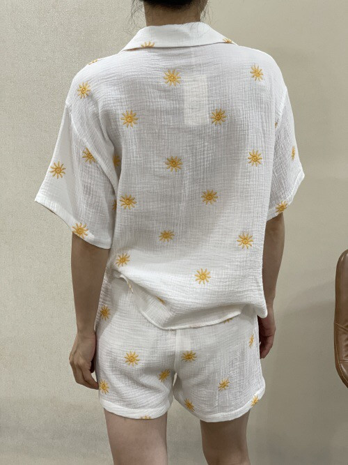Chemise en gaze de coton brodée de soleils jaunes It Hippie