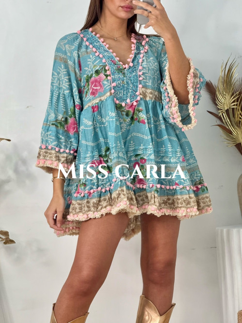 Robe courte imprimée avec plastron perles et pompons
