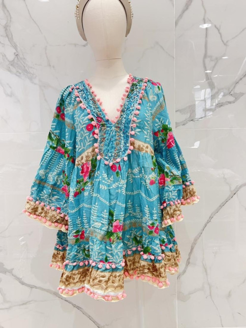 Robe courte imprimée avec plastron perles et pompons