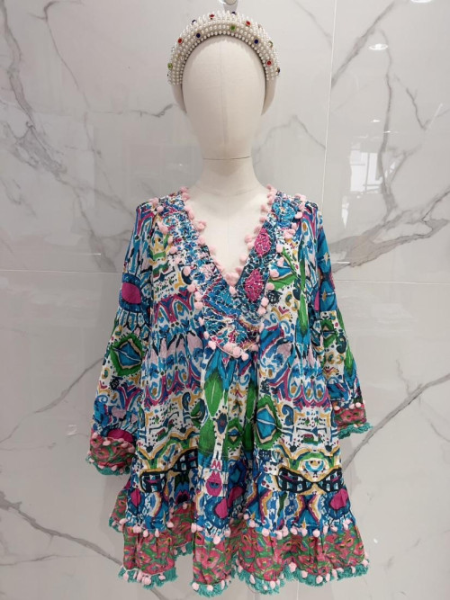 Robe courte imprimée avec plastron perles et pompons