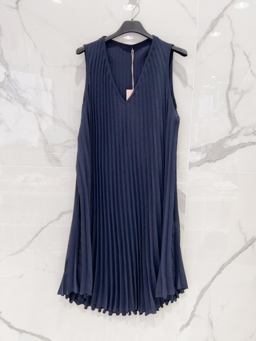 Robe courte fluide plissée sans manche décolleté V