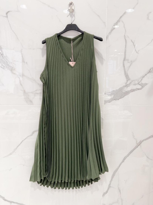 Robe courte fluide plissée sans manche décolleté V