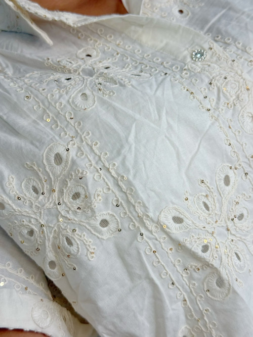 Chemise broderies ajourées et sequins