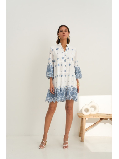 ROBE COURTE COL DROIT BOUTONS VOLANTS BRODERIES