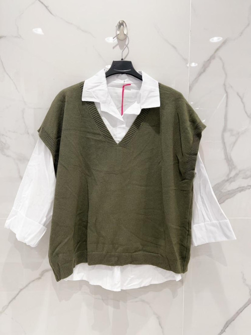 Chemise et pull col V sans manche superposé