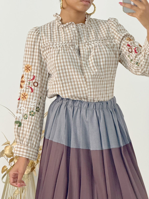 Chemise à carreaux col frou-frou manches longues brodées
