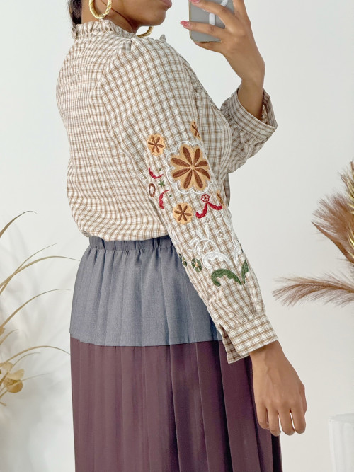 Chemise à carreaux col frou-frou manches longues brodées