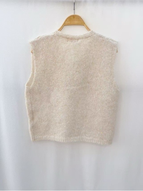 Gilet maille avec 3 boutons bijoux dorés sans manche