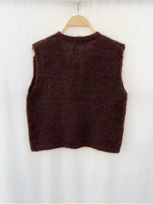 Gilet maille avec 3 boutons bijoux dorés sans manche