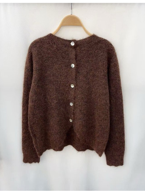 Pull col rond boutons nacre au dos manches longues