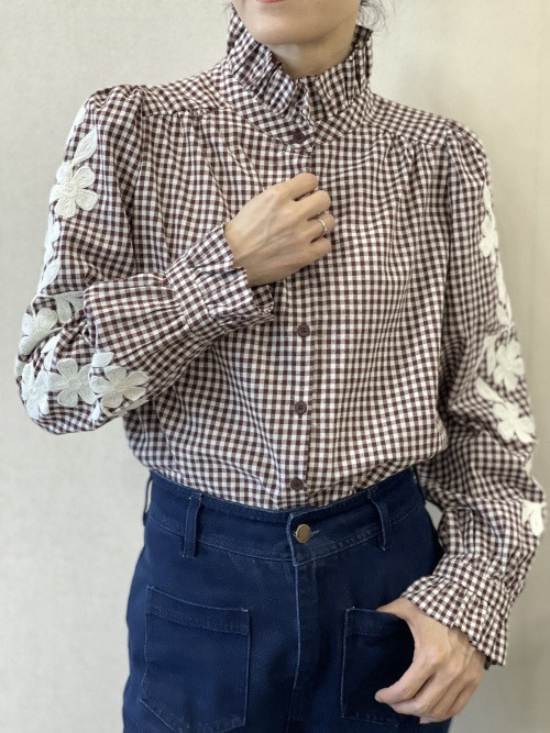 Chemise petits carreaux col frou-frou manches longues brodées