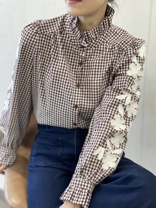 Chemise petits carreaux col frou-frou manches longues brodées