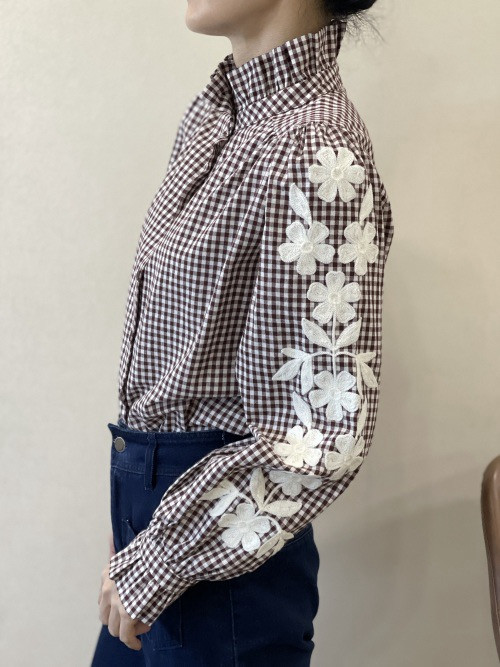 Chemise petits carreaux col frou-frou manches longues brodées