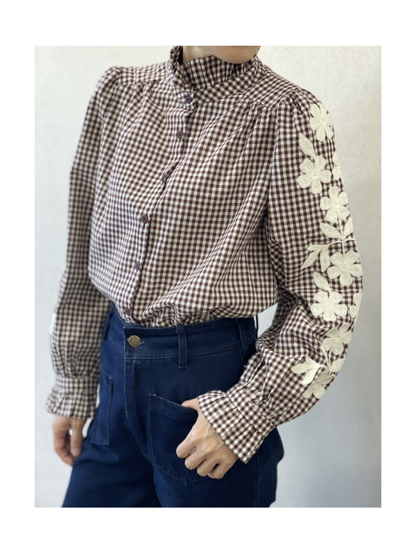 Chemise petits carreaux col frou-frou manches longues brodées