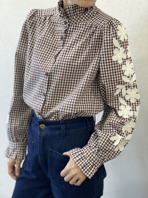 Chemise petits carreaux col frou-frou manches longues brodées