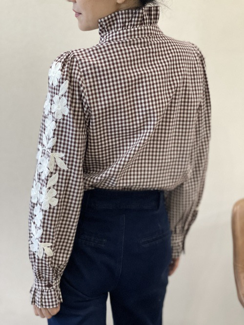 Chemise petits carreaux col frou-frou manches longues brodées