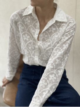 Chemise brodée de fleurs...