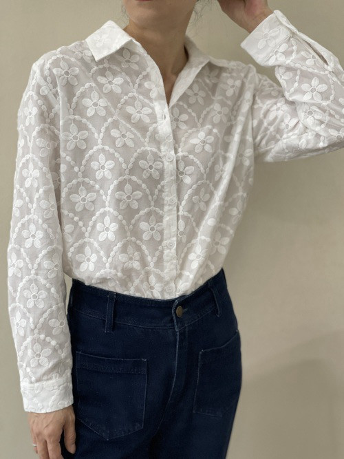 Chemise brodée de fleurs manches longues