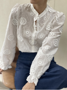 Chemise brodée de fleurs...